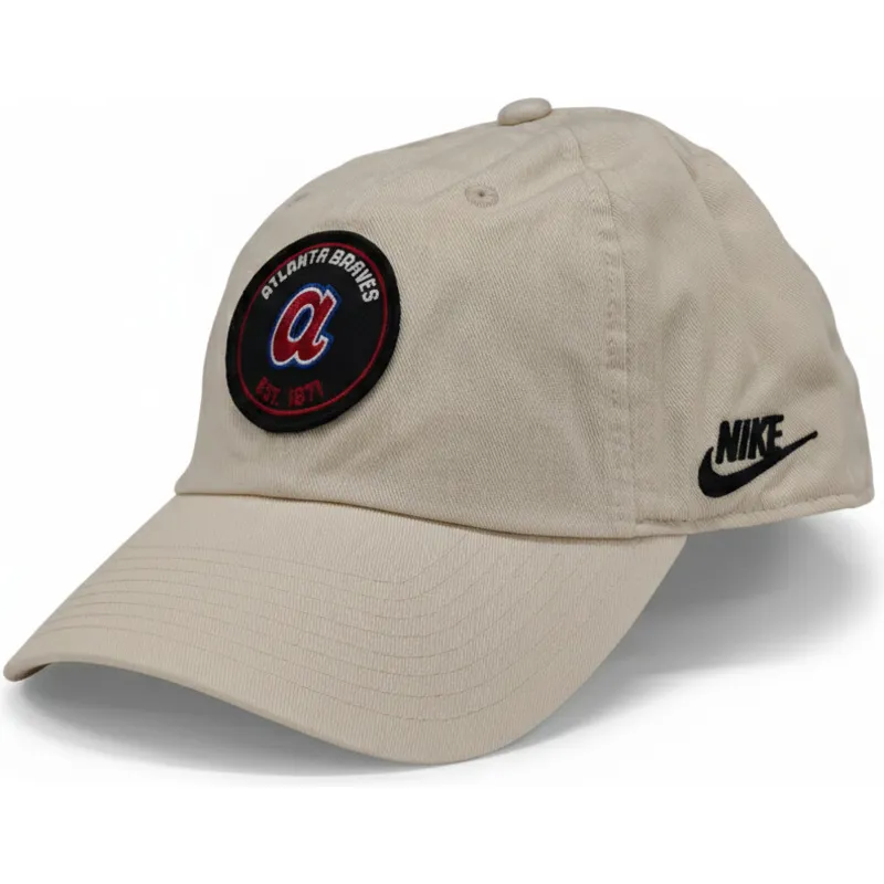 shapka-izvita-bezhov-reguliruem-club-unstructured-organic-cotton-na-atlanta-braves-mlb-ot-nike