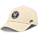 shapka-izvita-bezhov-reguliruema-club-unstructured-organic-cotton-na-new-york-yankees-mlb-ot-nike