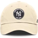 shapka-izvita-bezhov-reguliruema-club-unstructured-organic-cotton-na-new-york-yankees-mlb-ot-nike