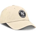 shapka-izvita-bezhov-reguliruema-club-unstructured-organic-cotton-na-new-york-yankees-mlb-ot-nike