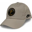 shapka-izvita-bezhov-reguliruema-club-unstructured-organic-cotton-na-pittsburgh-pirates-mlb-ot-nike