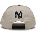 beige-og-sort-buet-kasket-snapback-rise-structured-fra-new-york-yankees-mlb-fra-nike