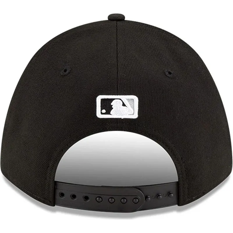 schwarze-gebogene-snapback-kappe-9forty-m-crown-player-replica-der-chicago-white-sox-mlb-von-new-era
