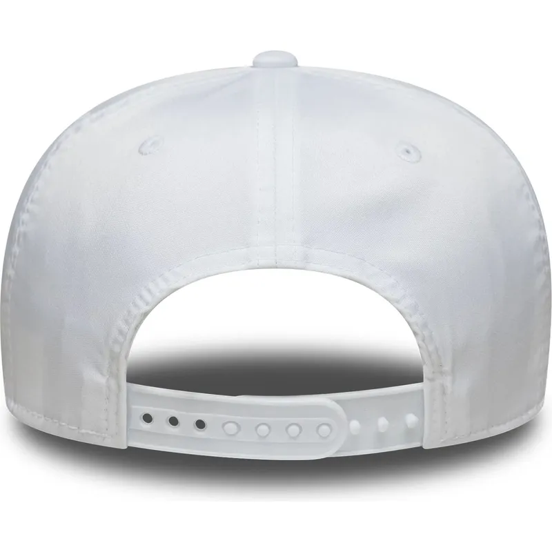 weisse-gebogene-snapback-kappe-9seventy-stretch-snap-technical-golf-von-new-era