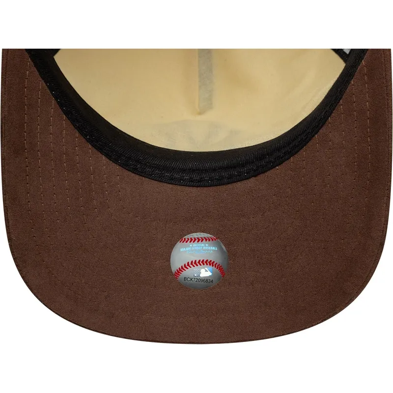 shapka-izvita-kafyav-reguliruem-9fifty-a-frame-suede-visor-na-new-york-yankees-mlb-ot-new-era