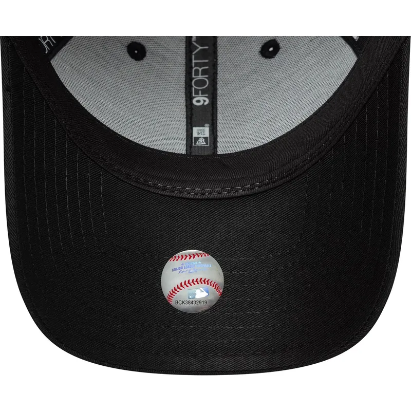 shapka-izvita-cherna-snapbek-9forty-metallic-na-new-york-yankees-mlb-ot-new-era