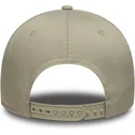 shapka-izvita-bezhov-snapbek-9forty-metallic-na-los-angeles-lakers-nba-ot-new-era