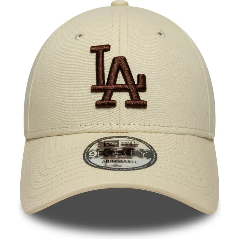 beige-justerbar-buet-kasket-med-brunt-logo-9forty-league-essential-fra-los-angeles-dodgers-mlb-fra-new-era