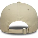 gorra-curva-beige-ajustable-con-logo-marron-9forty-league-essential-de-los-angeles-dodgers-mlb-de-new-era