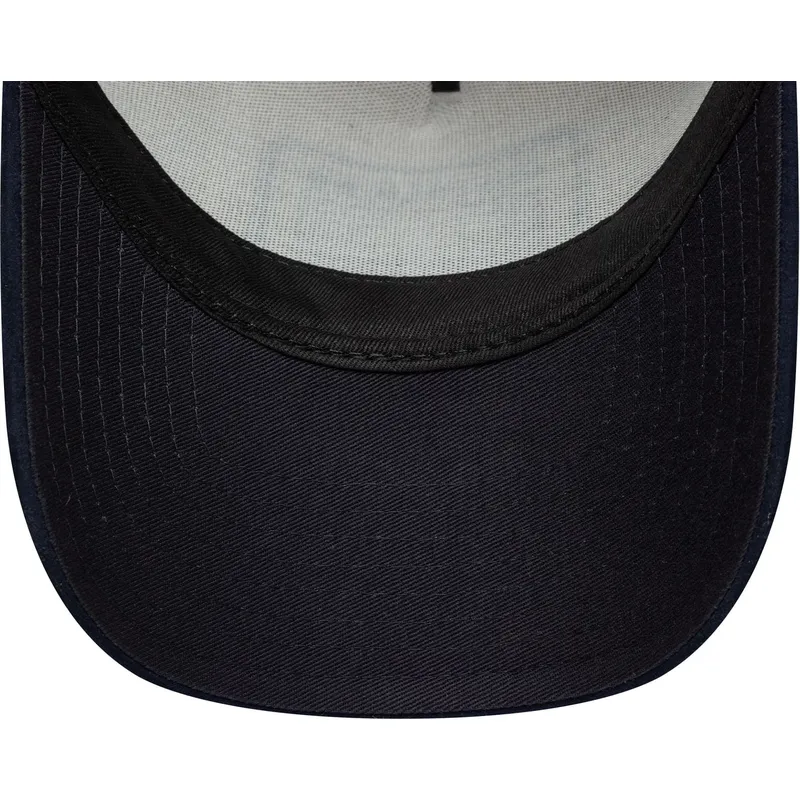 buet-beige-og-marinebla-justerbar-kasket-9forty-e-frame-patch-suede-fra-new-era