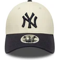 buet-kasket-beige-og-marinebla-snapback-9forty-m-crown-fra-new-york-yankees-mlb-fra-new-era