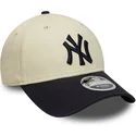 buet-kasket-beige-og-marinebla-snapback-9forty-m-crown-fra-new-york-yankees-mlb-fra-new-era