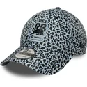 shapka-izvita-leopard-reguliruem-9forty-m-crown-na-racing-bulls-f1-team-formula-1-ot-new-era
