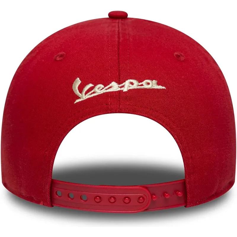 new-era-izvita-kozirka-9forty-m-crown-80th-year-vespa-piaggio-chervena-shapka-s-tik-tak-zakopchalka