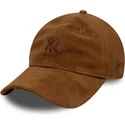 brun-justerbar-buet-kasket-med-brunt-logo-9twenty-suede-fra-new-york-yankees-mlb-fra-new-era