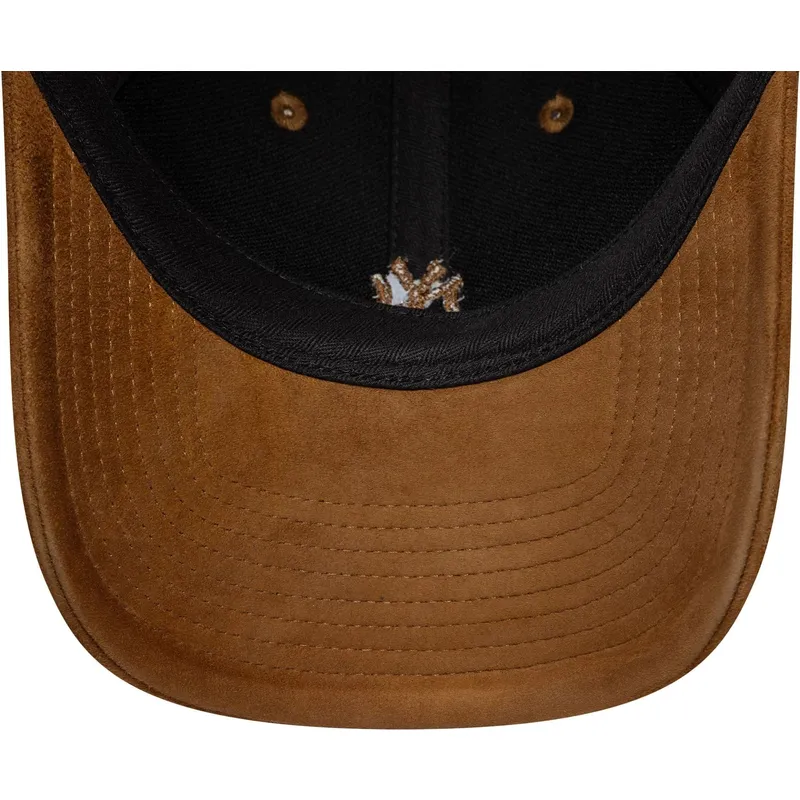 shapka-izvita-kafyav-reguliruema-9twenty-suede-na-new-york-yankees-mlb-ot-new-era
