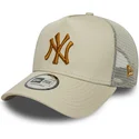 gorra-trucker-beige-con-logo-marron-a-frame-league-essential-de-new-york-yankees-mlb-de-new-era