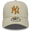 gorra-trucker-beige-con-logo-marron-a-frame-league-essential-de-new-york-yankees-mlb-de-new-era