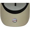 gorra-trucker-beige-con-logo-marron-a-frame-league-essential-de-new-york-yankees-mlb-de-new-era