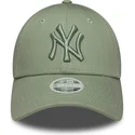 lysegron-justerbar-kurvet-kasket-med-gront-logo-til-kvinder-9forty-league-essential-fra-new-york-yankees-mlb-fra-new-era