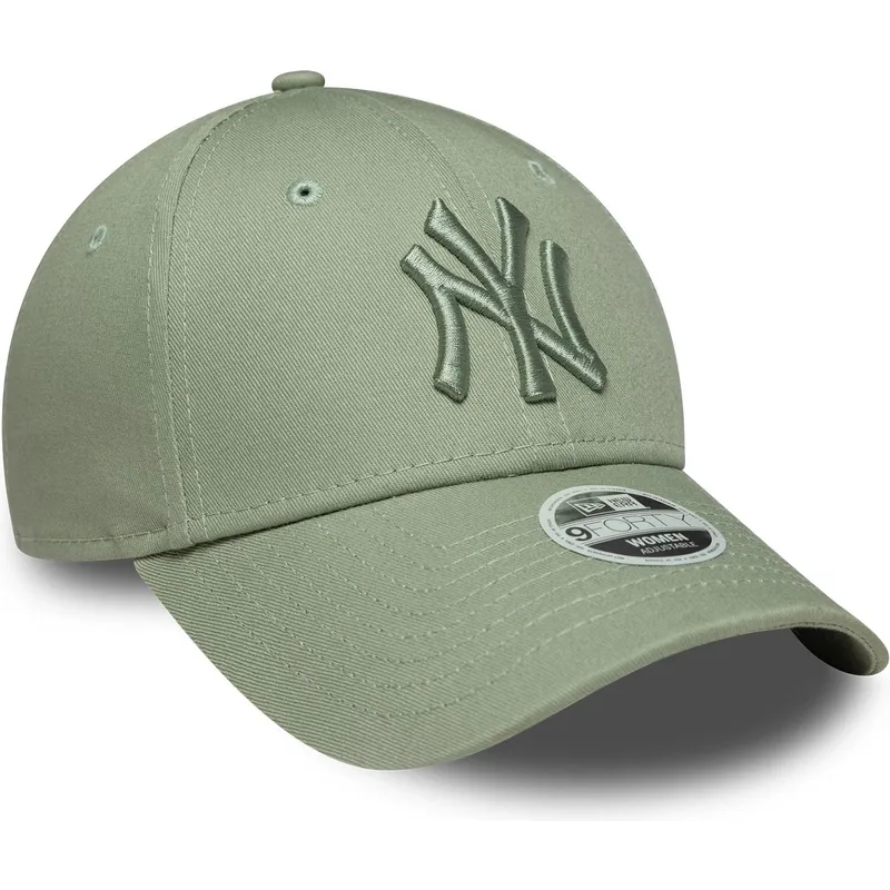 lysegron-justerbar-kurvet-kasket-med-gront-logo-til-kvinder-9forty-league-essential-fra-new-york-yankees-mlb-fra-new-era