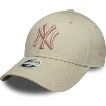Buet beige justerbar kasket med lyserødt logo til kvinder 9FORTY League Essential fra New York Yankees MLB fra New Era