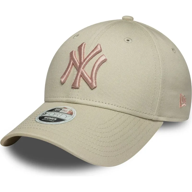 buet-beige-justerbar-kasket-med-lyserodt-logo-til-kvinder-9forty-league-essential-fra-new-york-yankees-mlb-fra-new-era