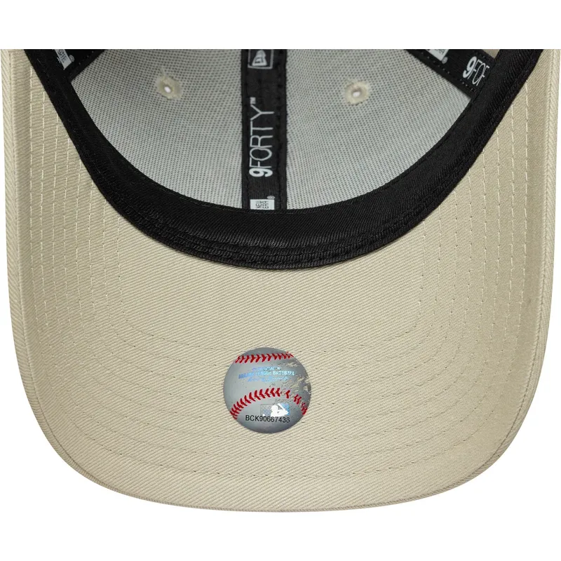 gorra-curva-beige-ajustable-con-logo-rosa-para-mujer-9forty-league-essential-de-new-york-yankees-mlb-de-new-era