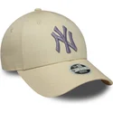 new-era-izvita-kozirka-damsko-lilavo-logo-9forty-metallic-logo-new-york-yankees-mlb-bezhova-reguliruema-shapka