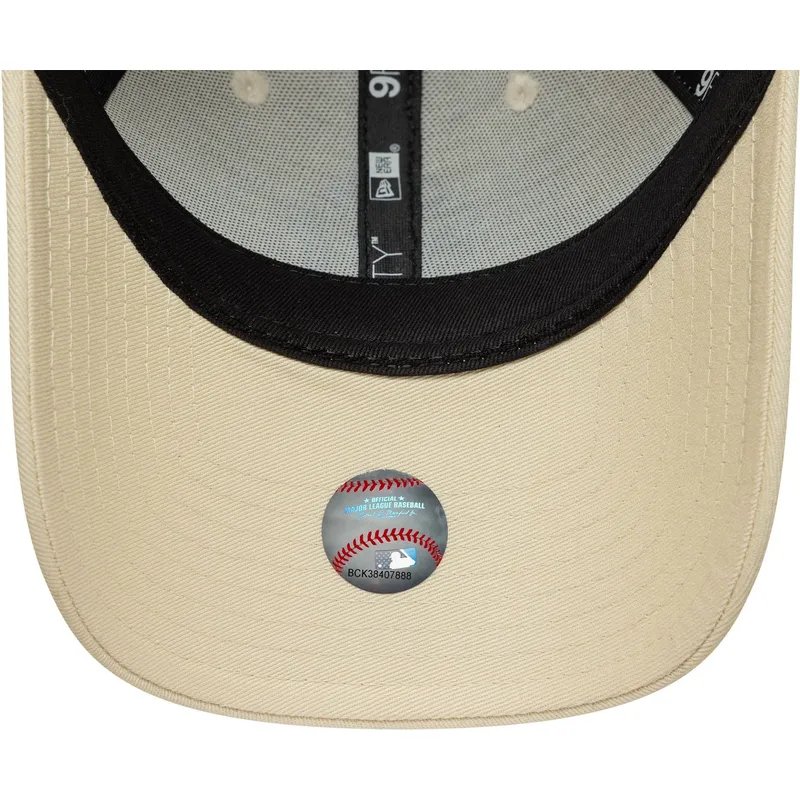 buet-beige-justerbar-kasket-med-lilla-logo-til-kvinder-9forty-metallic-logo-fra-new-york-yankees-mlb-fra-new-era