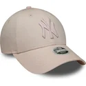 lyserod-justerbar-buet-kasket-med-lyserodt-logo-til-kvinder-9forty-metallic-logo-fra-new-york-yankees-mlb-fra-new-era