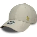 buet-beige-justerbar-kasket-med-guldlogo-til-kvinder-9forty-flawless-fra-new-york-yankees-mlb-fra-new-era