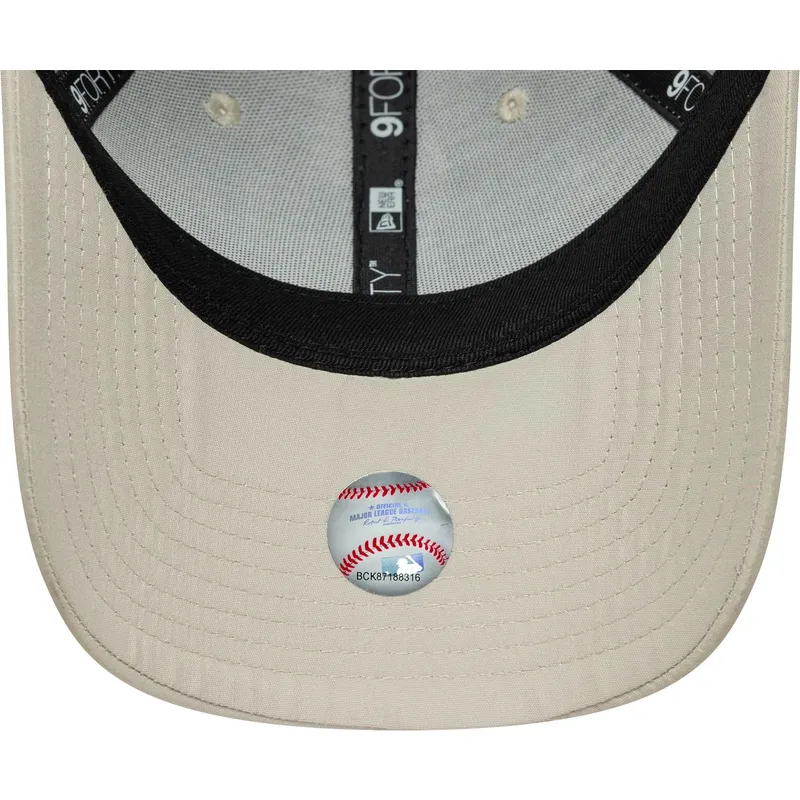 shapka-izvita-bezhov-reguliruem-dorado-9forty-flawless-na-new-york-yankees-mlb-ot-new-era