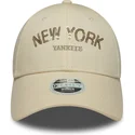 shapka-izvita-bezhov-reguliruem-9forty-sequin-wordmark-na-new-york-yankees-mlb-ot-new-era
