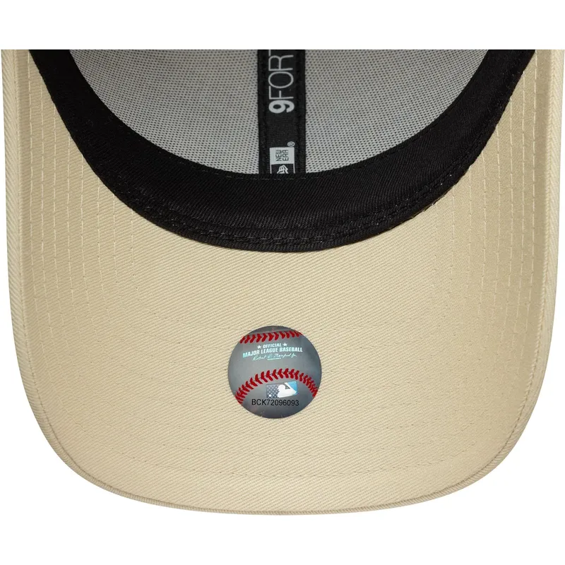 shapka-izvita-bezhov-reguliruema-9forty-sequin-wordmark-na-new-york-yankees-mlb-ot-new-era