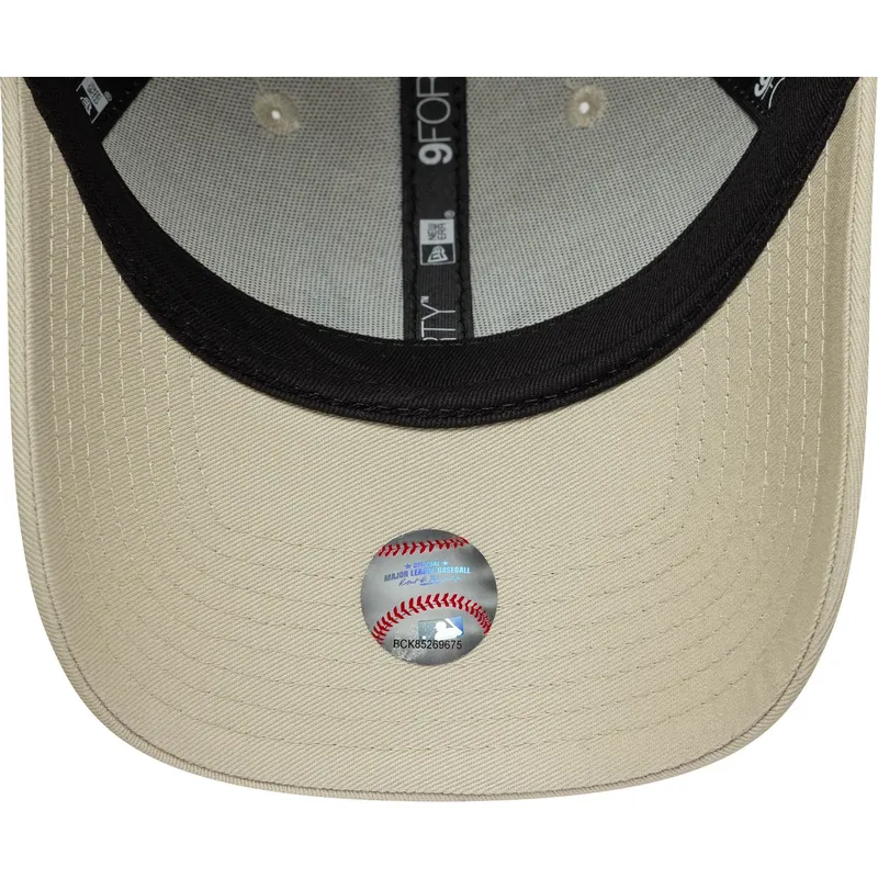 shapka-izvita-bezhov-reguliruema-9forty-floral-icon-na-new-york-yankees-mlb-ot-new-era