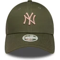 grune-verstellbare-curved-cap-mit-rosa-logo-fur-damen-9forty-league-essential-midi-der-new-york-yankees-mlb-von-new-era