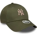 gron-justerbar-curved-kasket-med-lyserodt-logo-til-kvinder-9forty-league-essential-midi-fra-new-york-yankees-mlb-fra-new-era