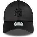 shapka-izvita-cherna-snapbek-9forty-satin-na-new-york-yankees-mlb-ot-new-era