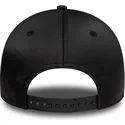 sort-buet-snapback-kasket-med-sort-logo-til-kvinder-9forty-satin-fra-new-york-yankees-mlb-fra-new-era