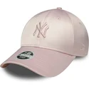 justerbar-lyserod-buet-kasket-med-lyserodt-logo-til-kvinder-9forty-satin-fra-new-york-yankees-mlb-fra-new-era