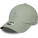lysegron-justerbar-kurvet-kasket-med-gront-logo-til-kvinder-9forty-m-crown-pastel-cord-fra-new-york-yankees-mlb-fra-new-era