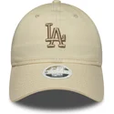 beige-justerbar-buet-kasket-med-beige-logo-til-kvinder-9twenty-league-essential-midi-fra-los-angeles-dodgers-mlb-fra-new-era