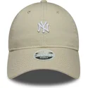 shapka-izvita-bezhov-reguliruema-9twenty-washed-mini-na-new-york-yankees-mlb-ot-new-era