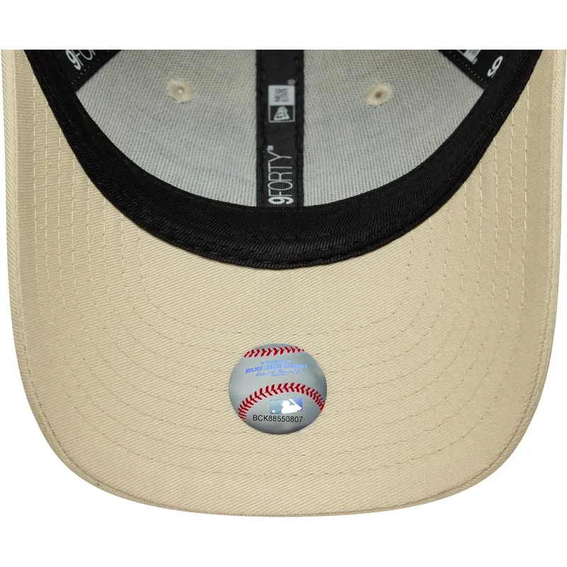 buet-beige-justerbar-kasket-til-born-9forty-fruit-icon-fra-new-york-yankees-mlb-fra-new-era