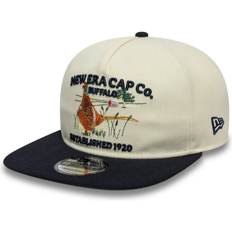 flad-kasket-beige-og-marinebla-justerbar-19twenty-outdoor-graphic-fra-new-era