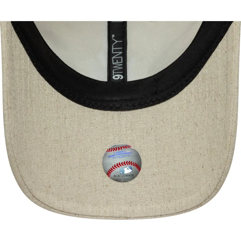 shapka-izvita-bezhov-reguliruem-9twenty-linen-na-new-york-yankees-mlb-ot-new-era
