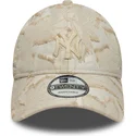 shapka-izvita-bezhov-reguliruema-9twenty-img-floral-na-new-york-yankees-mlb-ot-new-era
