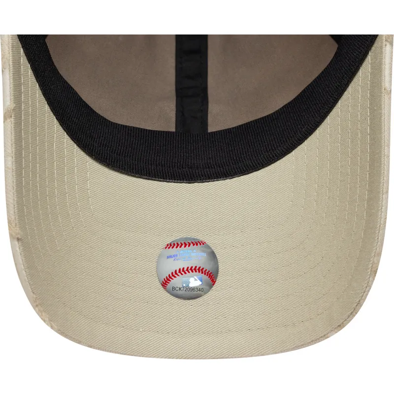 shapka-izvita-bezhov-reguliruema-9twenty-img-floral-na-new-york-yankees-mlb-ot-new-era