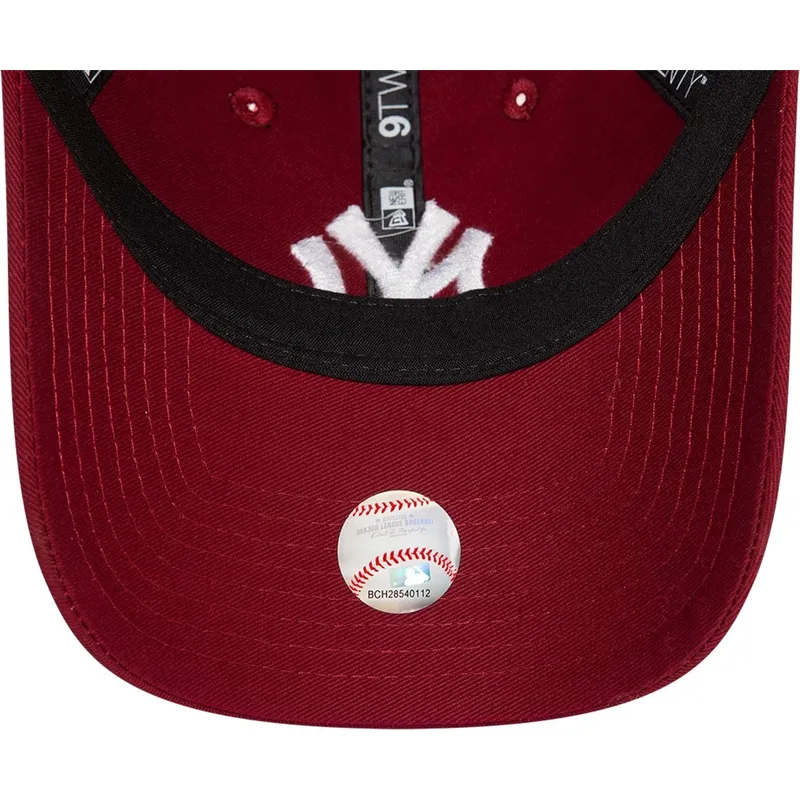 casquette-courbee-rouge-fonce-ajustable-9twenty-league-essential-new-york-yankees-mlb-new-era